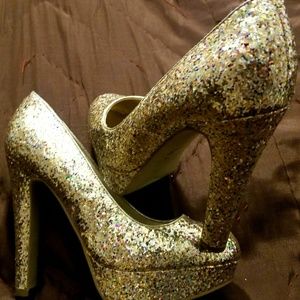 Guess - solid gold sparkly heel